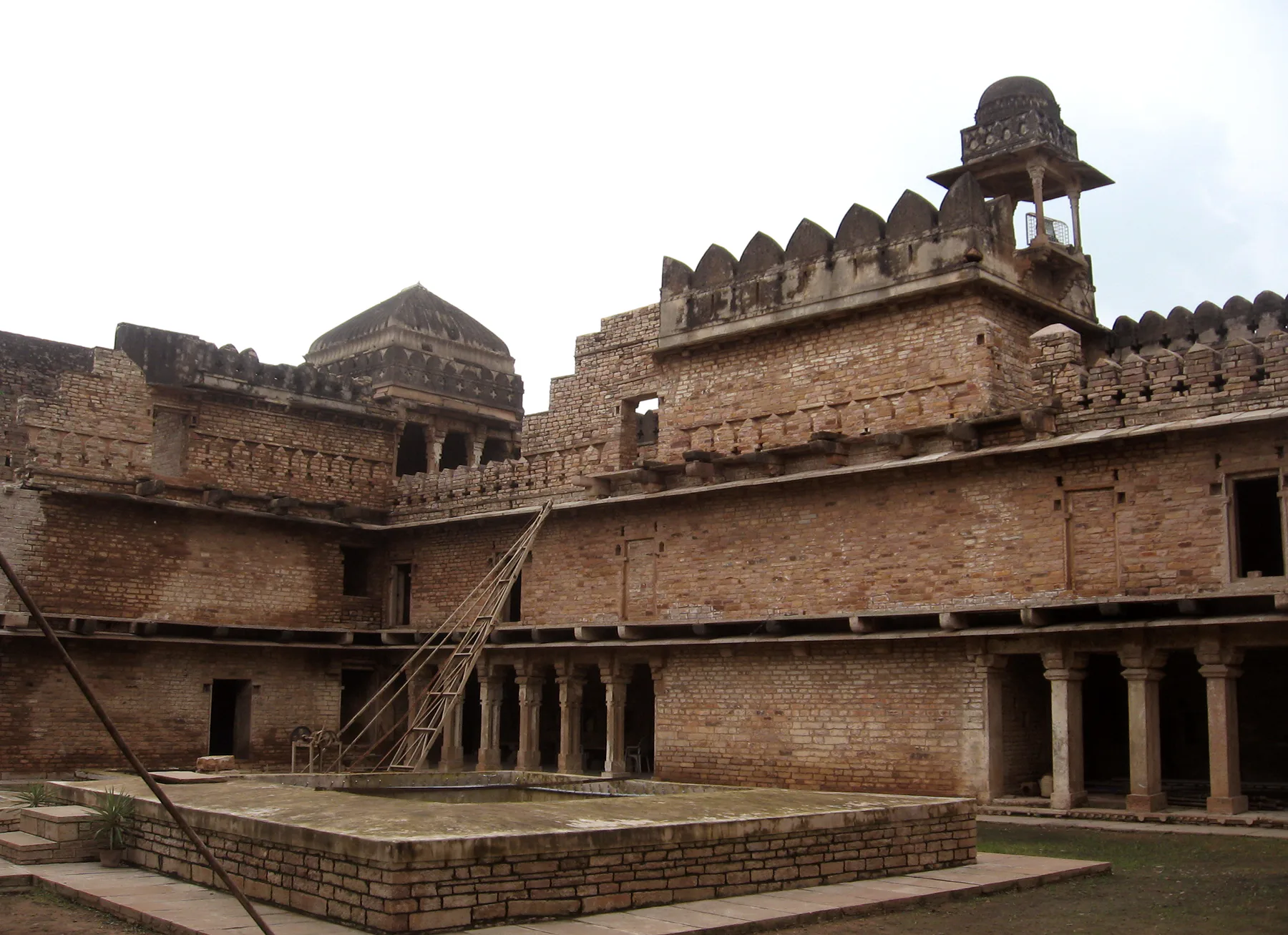 A ruined palace in Chanderi fort